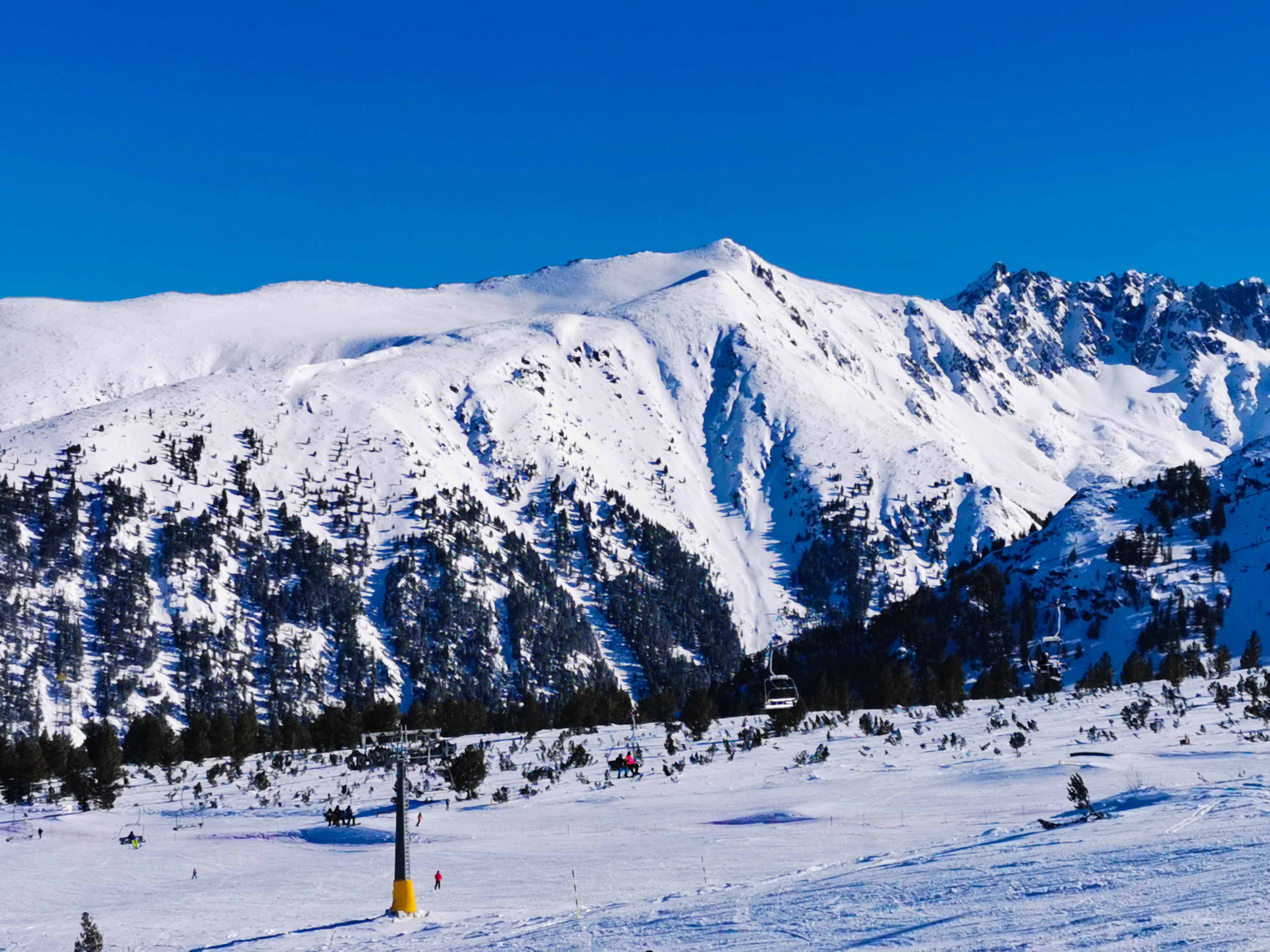 La ski în Bansko Prețuri, ski pass, pârtii și tot ce trebuie să știi pentru un sejur reușit